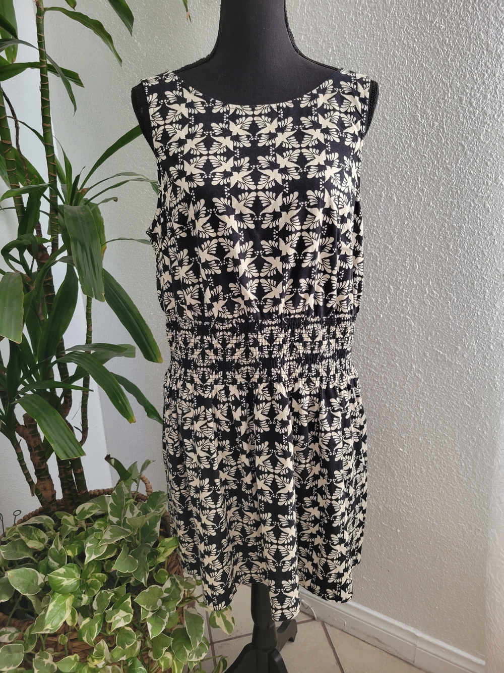 Universal Thread Sleeveless Black and Cream Floral Dress Size L